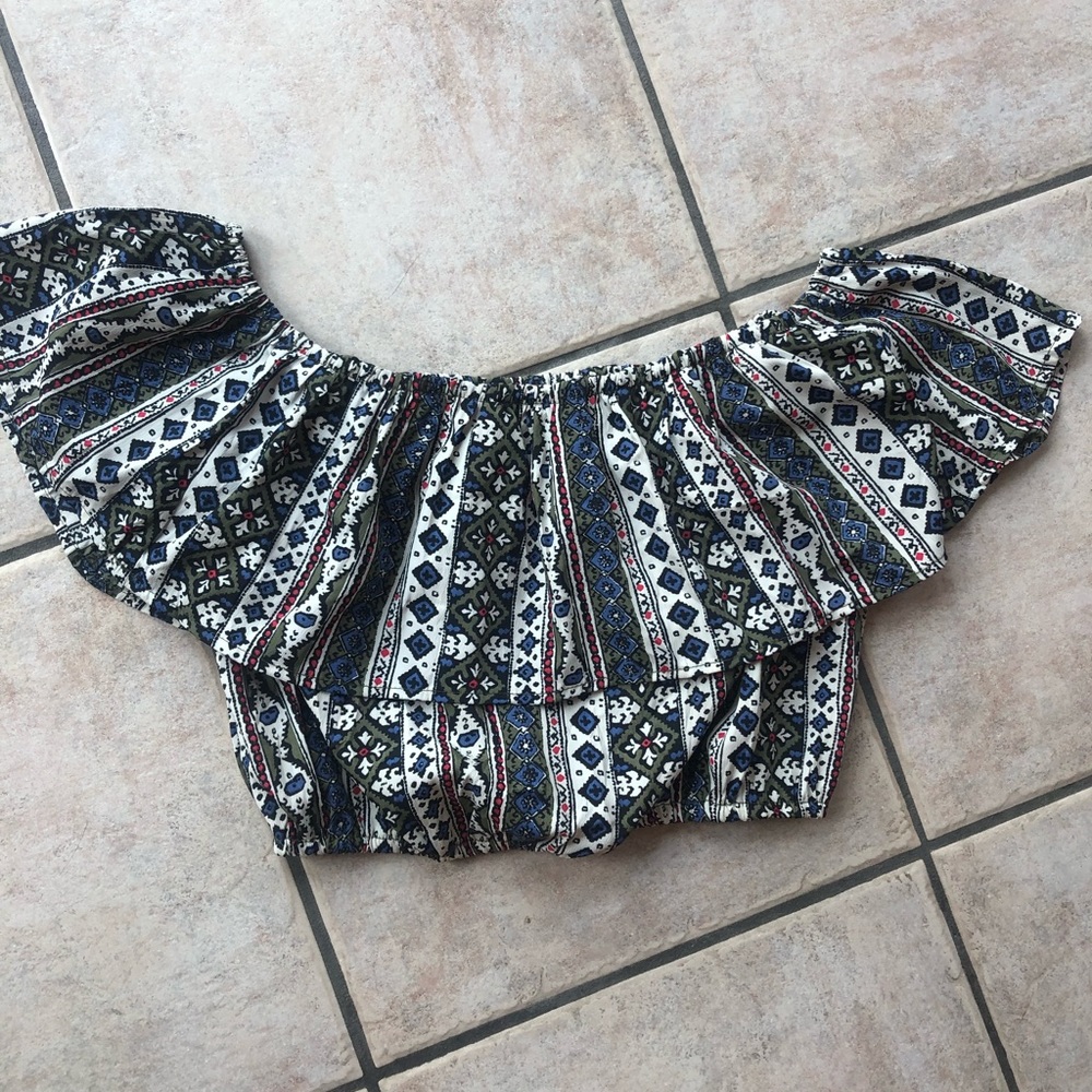 Off shoulder flowy Hollister crop top strapless